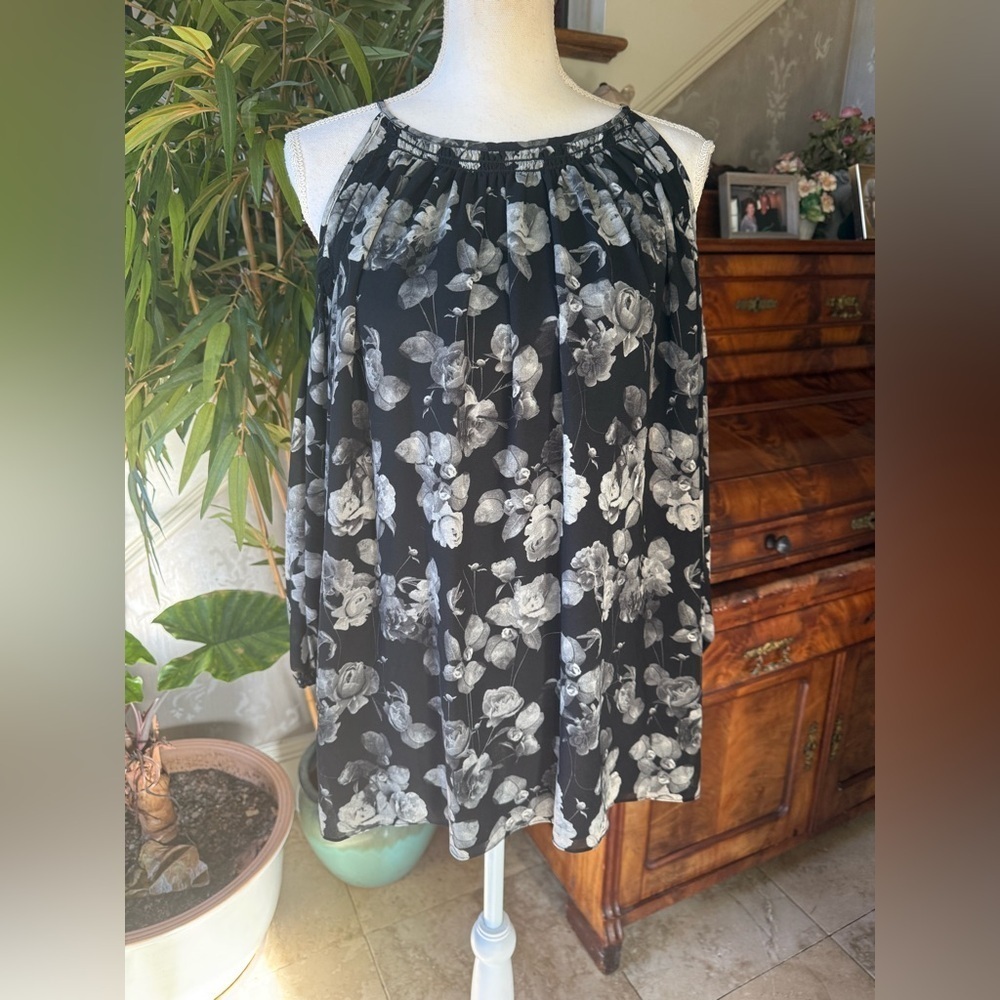 Max studio medium cold shoulder, long sleeve, ladies, blouse, excellent cond M - Picture 4 of 13